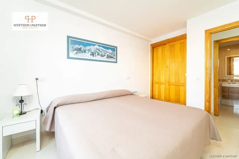 This modernized apartment impresses with its bright and cozy atmosphere. The spacious living room is equipped with a double-leaf balcony door — photo 10