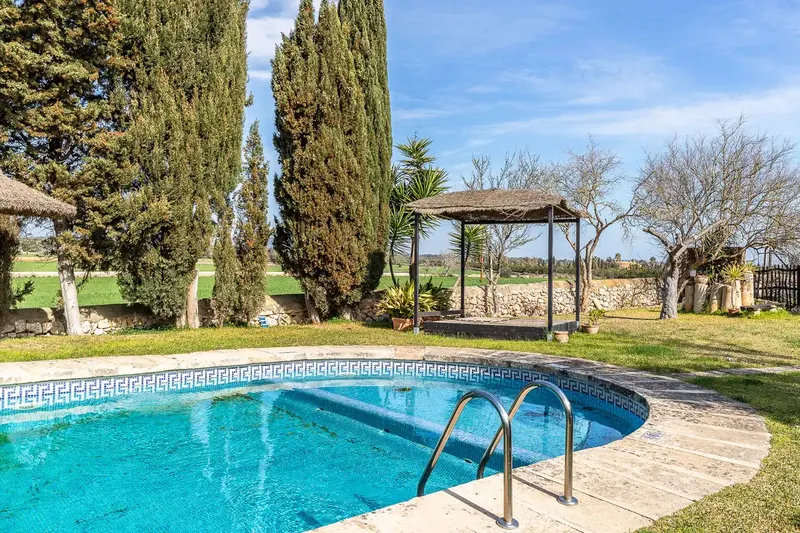 This beautiful rustic finca in Felanitx is surrounded by gardens with orange, lemon and olive trees and offers absolute tranquility in a — photo 2