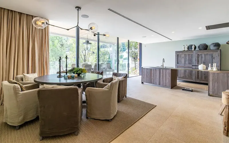 This elegant villa in Genova is located in a coveted area of Palma, a short drive from the city center, and impresses with — photo 10
