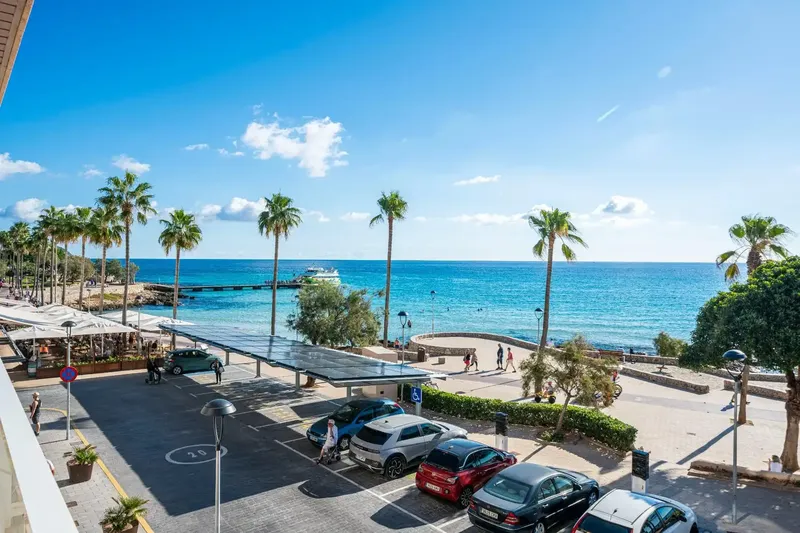 Gestpropiedad, real estate agency in Mallorca, presents this apartment located on the seafront in Cala Millor, a property that stands out for its — photo 6