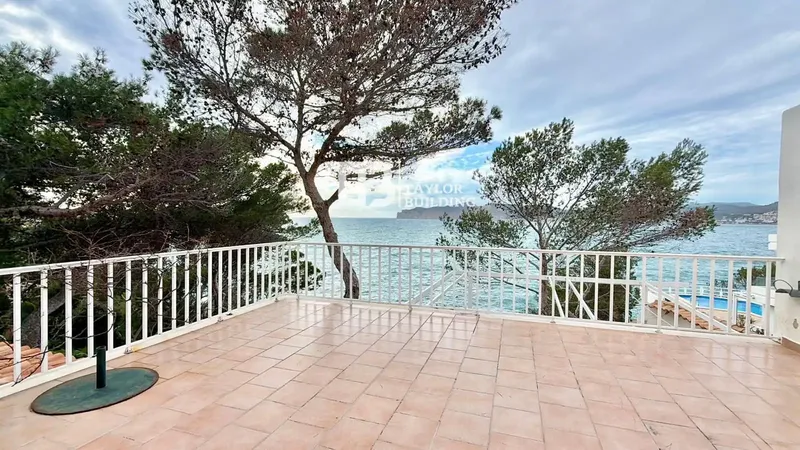 Taylor Building presents this incredible property located in Santa Ponsa, Calvià, Balearic Islands, on the first line of the sea. A spacious and versatile penthouse — photo 12