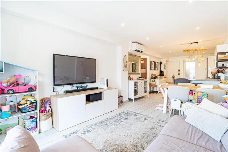 Fully renovated apartment with partial views of the sea and the harbor — photo 3