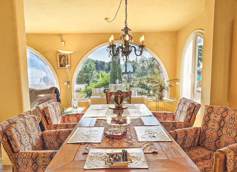 At first glance, this exceptional property captivates with its unique atmosphere. Its privileged location near the sea, its sunny terraces and — photo 5