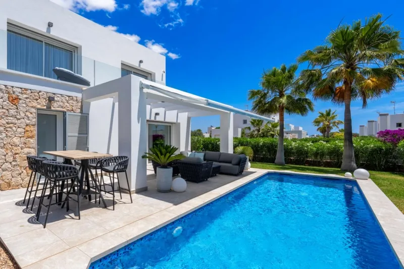 Exclusive residence with pool and well-kept garden in popular residential area - terrace and pool (15298) — photo 1