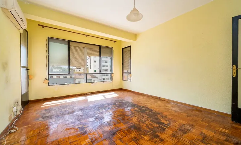 Opportunity to renovate! Fourth floor without elevator... — photo 4