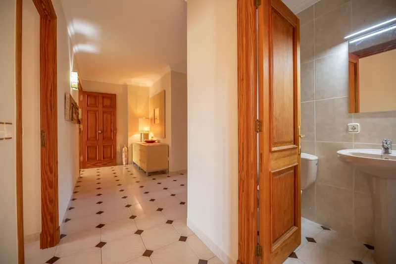 3 bedroom, 1 bathroom apartment and parking for seasonal rental — photo 12