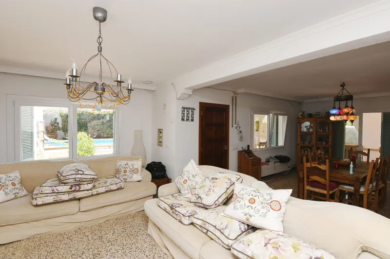 Spacious villa with great potential on a quiet street in Cala Llombards — photo 7