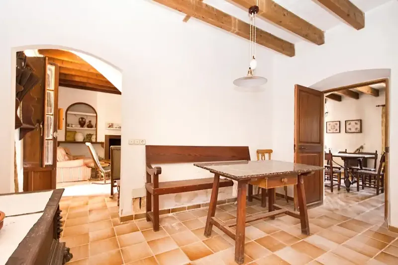 Surrounded by almost 125 hectares of land, this rustic estate is located near Puigderrós in the municipality of Llucmajor. It borders — photo 8