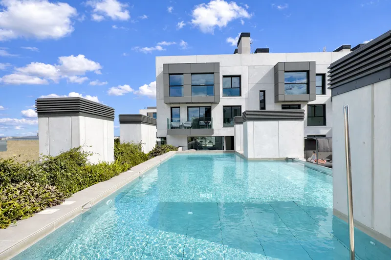 Modern penthouse with private rooftop pool in a new luxury residence in Palma Mas — photo 11
