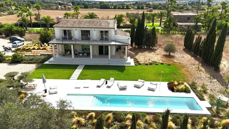 Welcome to your new dream villa! This luxurious detached residence impresses with its bright rooms and a spacious — photo 2