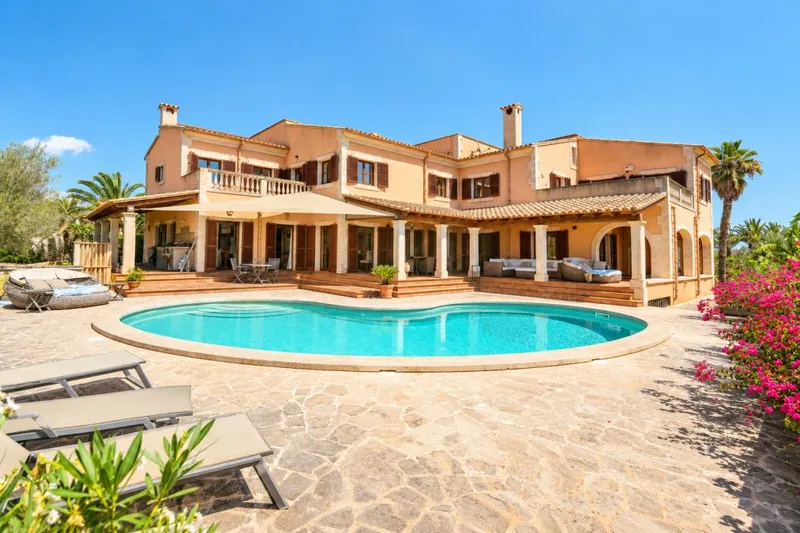 Spacious and bright Mediterranean-style country house, featuring pleasant terraces, [...] — photo 1