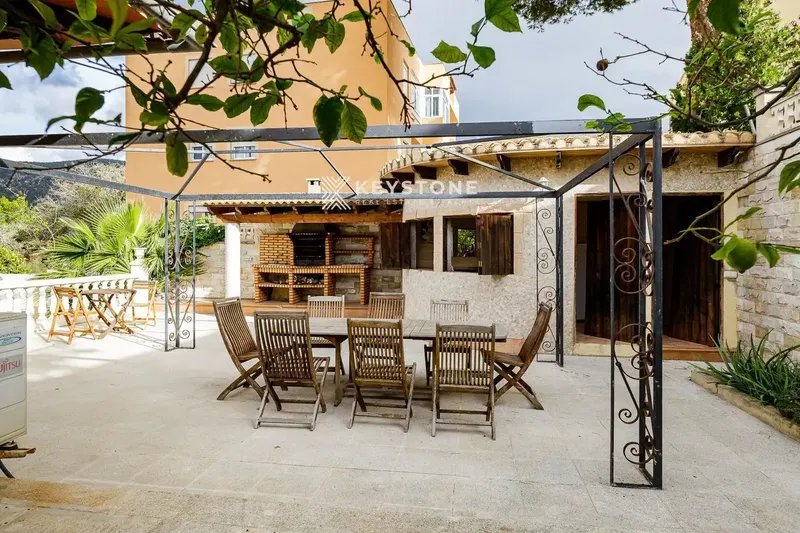 Descubre este encantador chalet en Palmanova, una propiedad amplia, privada y versátil, ideal para disfrutar de Mallorca durante todo el año — photo 3