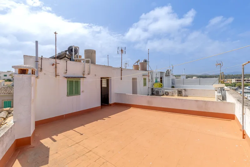 Penthouse in Portocolom - Large balcony with harbour views — photo 10