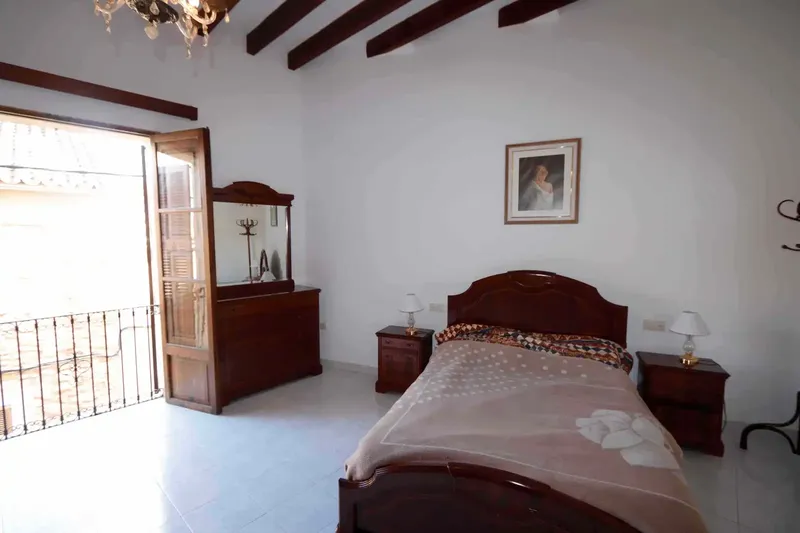 Townhouse for sale in Binissalem, total built 395 m², plot 216 m², ground floor and two floors, running water. Ground floor: 175 m² garage — photo 2