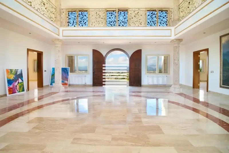 With over 16,000 m² of land and an elegant 608 m² residence, this property perfectly combines luxury, privacy and spectacular — photo 8