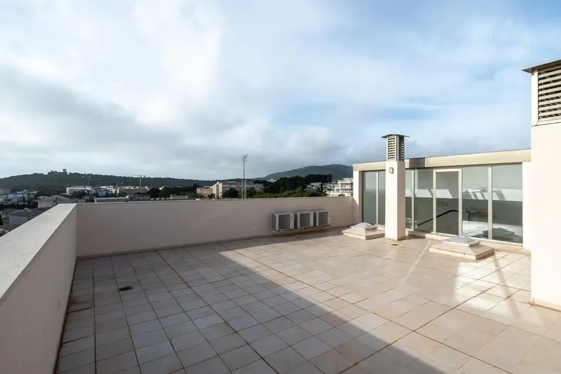 Discover this impressive penthouse located in the coveted area of Son Espanyolet, just 10 minutes from the sea and with unparalleled views — photo 3