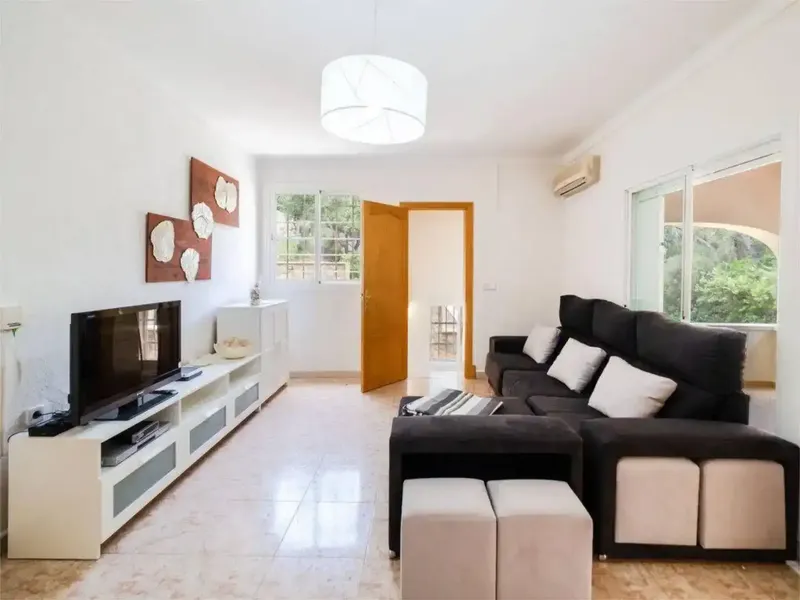 Villa de 150 m² en 2 plantas adecvada para 6 adultos. Con mobiliario muy funcional y confortable: comedor abierto grande con ventanal con me — photo 2