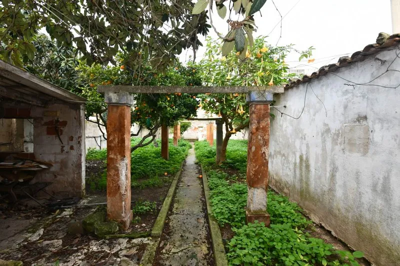 Complex of 3 independent houses of approximately 667m2 built with a large central patio — photo 3