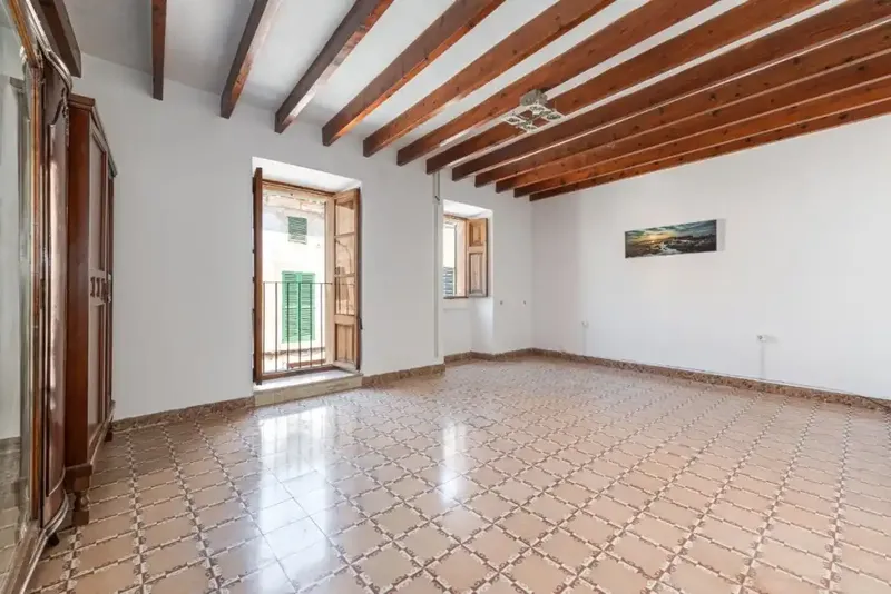 Charming Mallorcan village house for sale in Pollensa, located just a five-minute walk from the lively Plaza Mayor. — photo 11