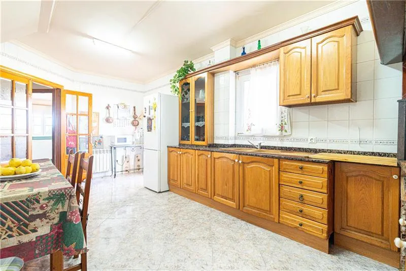 Single-family home on a lot of approximately 505 m² with partial ocean views — photo 4