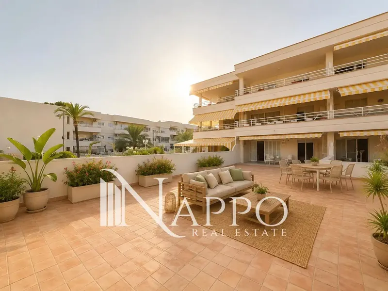 Nappo Real Estate tiene el placer de presentaros este atractivo apartamento exterior con una magnífica terraza de 119 m², situado en la prim — photo 1