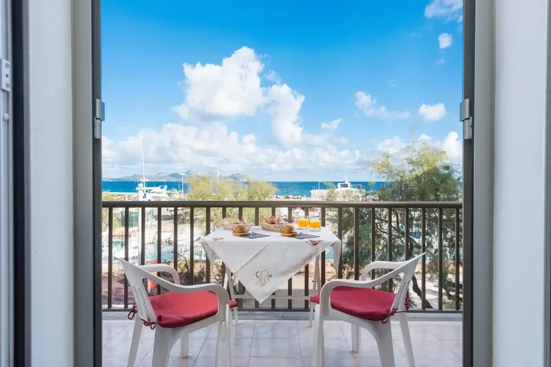 Property on the front line with sea views in Can Picafort – Mallorcan house with 3 dwellings and independent access from two streets. — photo 3