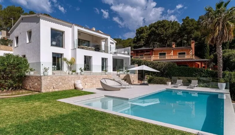 Refurbished five-bedroom villa with a rare flat garden for sale in Camp de Mar — photo 3