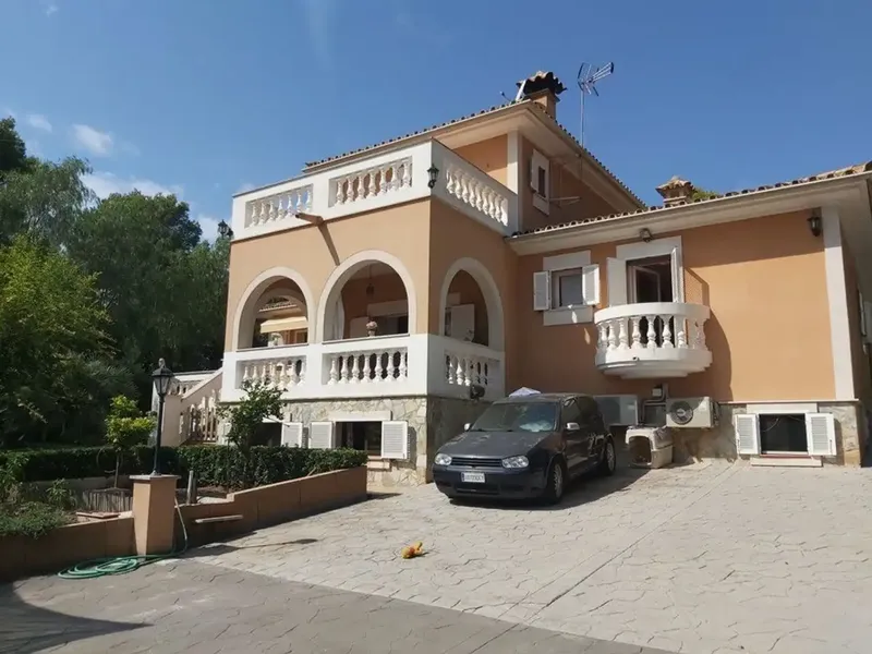 In the municipality of Calvià in Santa Ponça we find a plot of more than 1000 m2 with a Mediterranean-style construction of 247 m2, near — photo 1