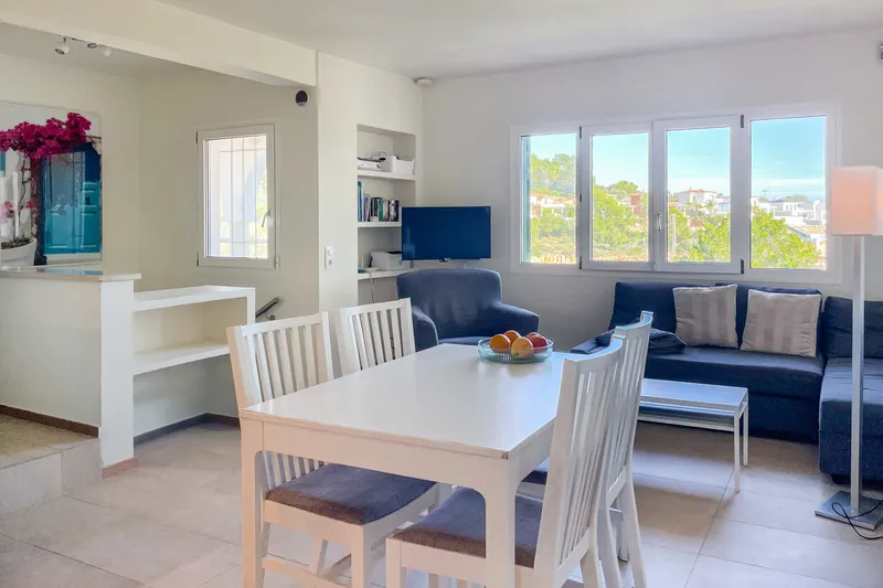 Modern semi-detached house with two bedrooms, garden, large terrace area and distant sea views — photo 11