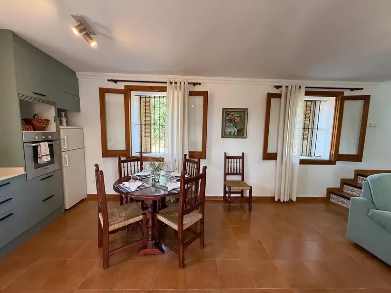 Encantadora finca rústica con casa de 2 plantas y parcela totalmente vallada. En la planta baja: acogedor comedor-salón con chimenea y cocin — photo 1