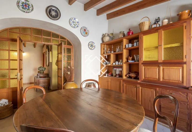 Spacious property with large rustic plot for sale in quiet residential area close to Palma de Mallorca. — photo 11