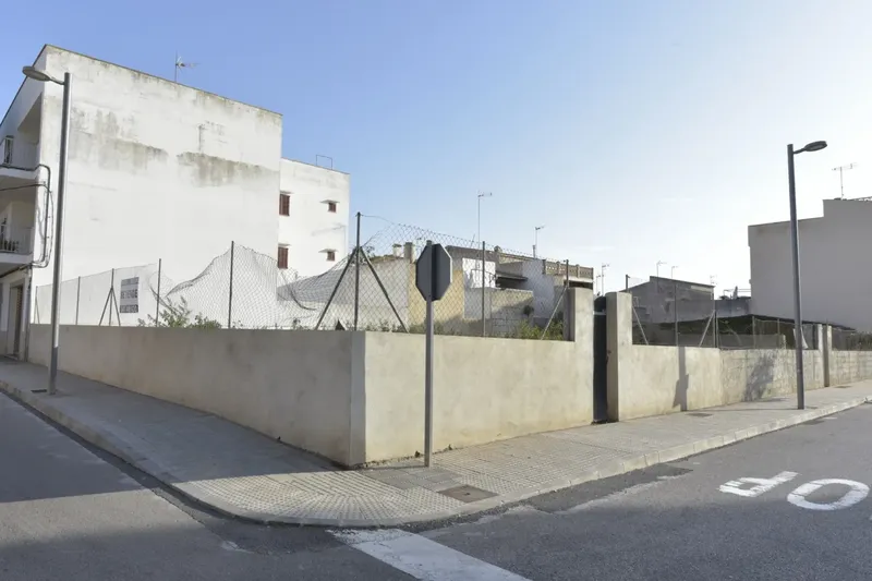 Sale of urban plots in S'Illot — photo 1