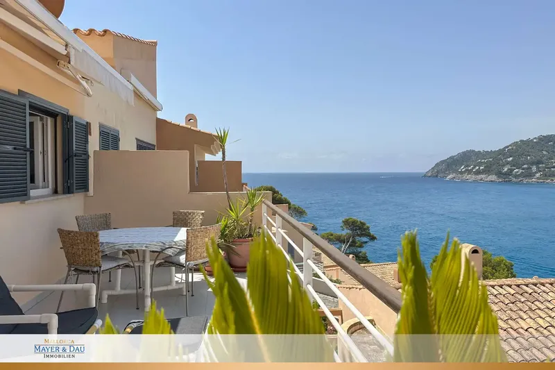 In a highly sought-after location with impressive sea views, we present this cosy townhouse which, with its spacious terrace, offe — photo 1