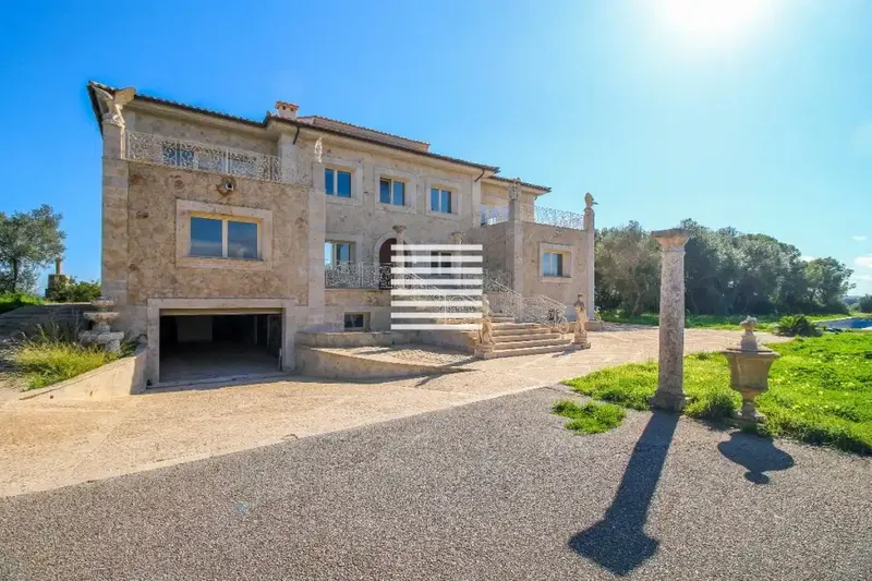 With over 16,000 m² of land and an elegant 608 m² residence, this property perfectly combines luxury, privacy and spectacular — photo 4