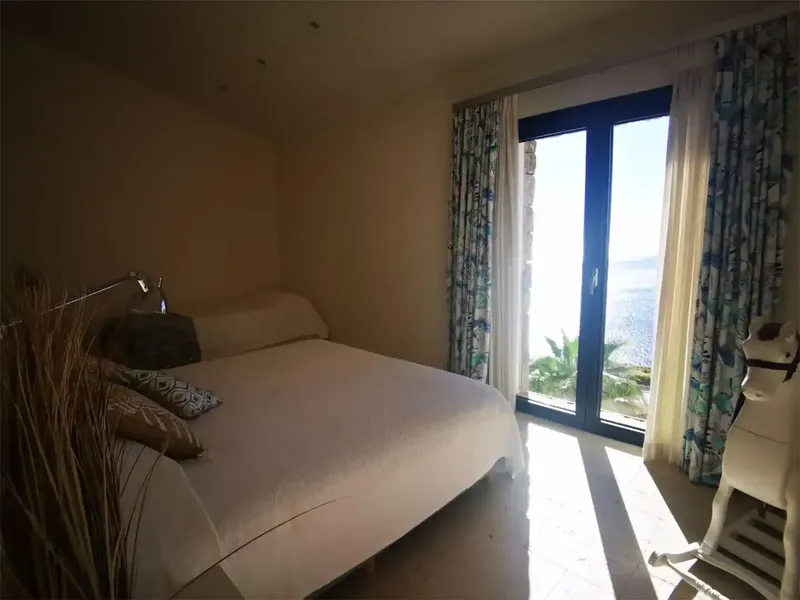 Esta villa moderna se ubica en la exclusiva zona de Cala Llamp en Port d´Andratx, y ofrece hermosas vistas al mar y puestas de sol. La villa — photo 12