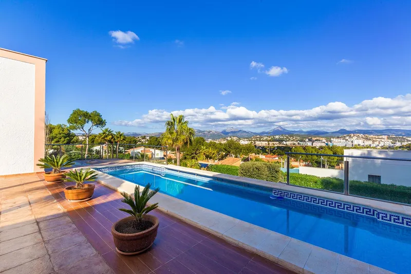 Spacious villa with fantastic views in a sought-after top location — photo 3