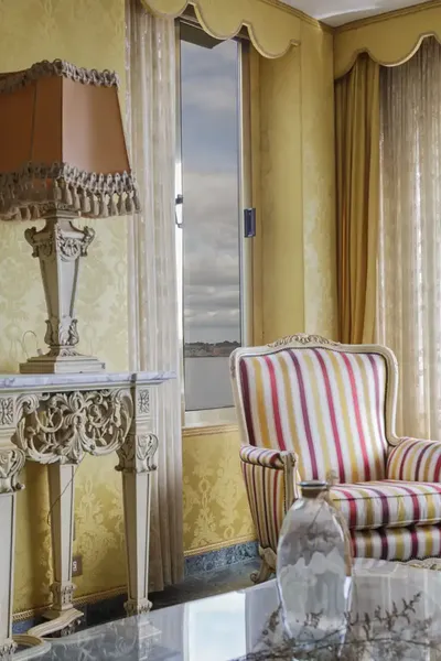This exclusive and unique 242 m² apartment enjoys a privileged location and transports to another era of grandeur and — photo 7