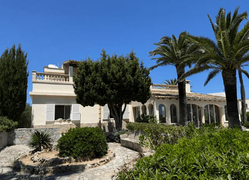 Mallorcan villa with exclusive renovation project with pool and sea views — photo 1