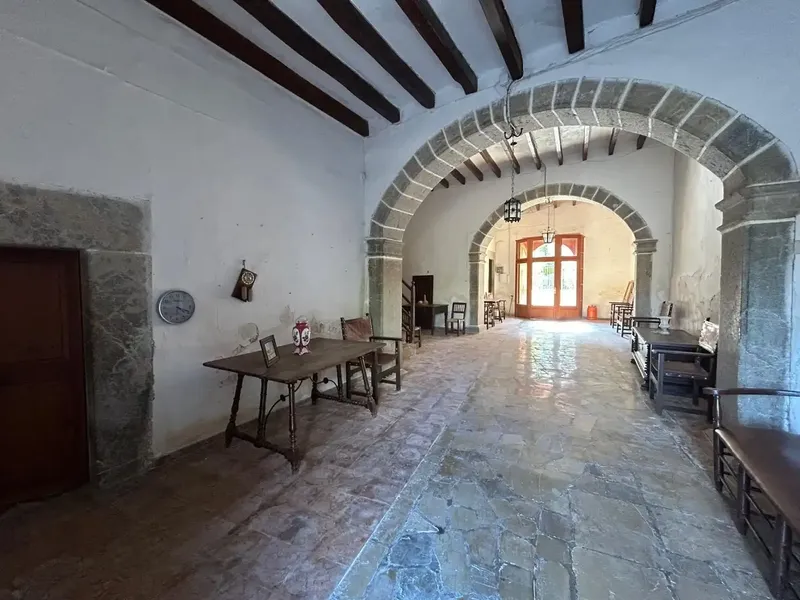 In the heart of Binissalem and just a few meters from the village square we find this spectacular manor house with more than three hundred — photo 1