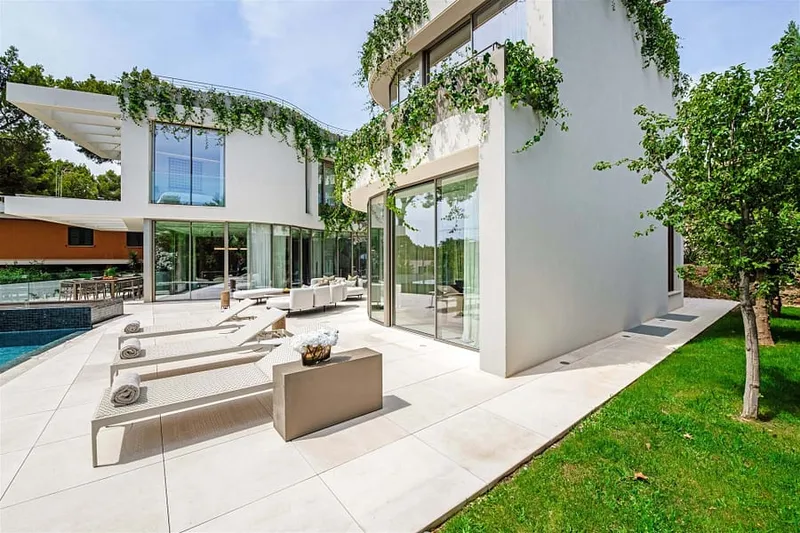 Modern luxury villa with sea views in Bendinat — photo 2