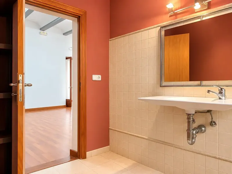 Spacious and bright corner property with facade and access to two streets — photo 5