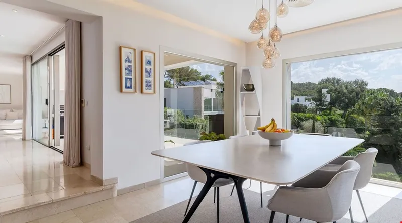 Refurbished five-bedroom villa with a rare flat garden for sale in Camp de Mar — photo 2