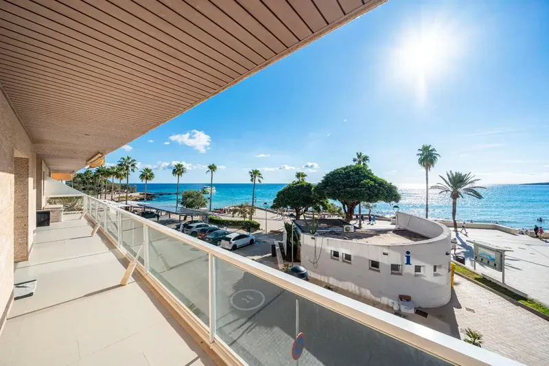 Gestpropiedad, real estate agency in Mallorca, presents this apartment located on the seafront in Cala Millor, a property that stands out for its — photo 3