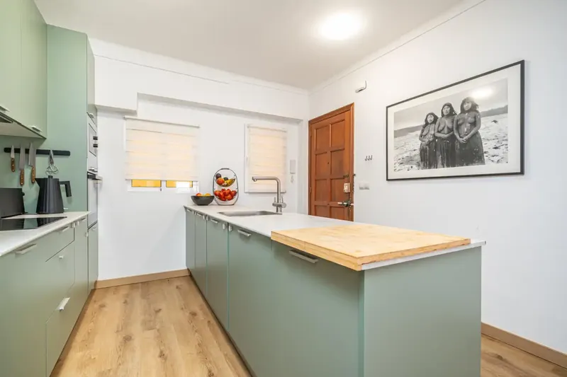 Imagine waking up every morning with the sea breeze and being able to reach the beach in just seconds. This magnificent renovated apartment, located — photo 8