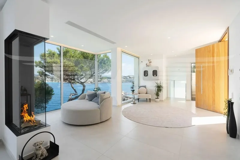 Santa Ponca: Frontline Villa with Direct Ocean Access — photo 2
