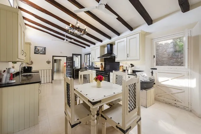 Outstanding sea view villa with holiday license for sale in Puerto Pollensa, Mallorca — photo 11