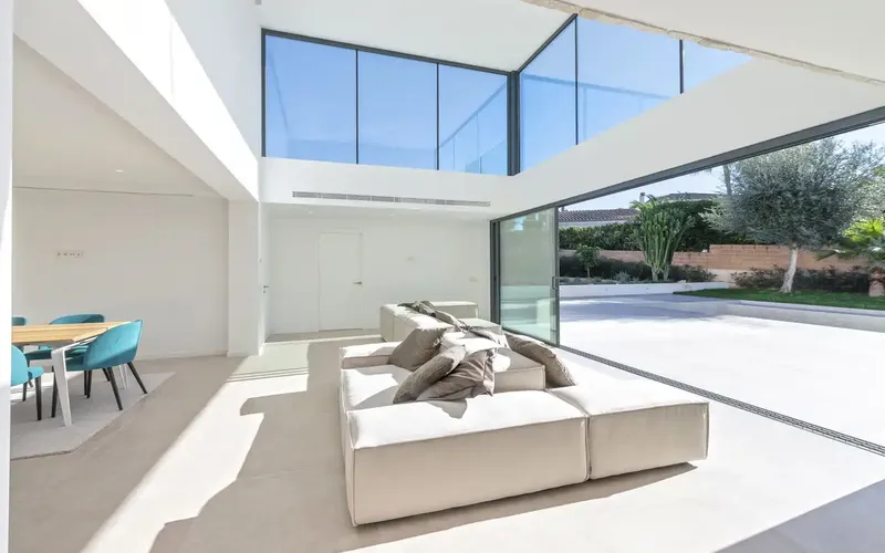 This beautiful villa in Nova Santa Ponsa with pool is located in a quiet and exclusive residential area of Mallorca, near the Club Ná — photo 4