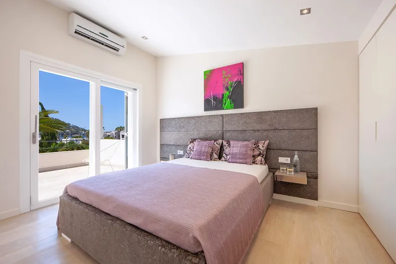 Stylishly renovated villa with harbour views and holiday rental licence — photo 10