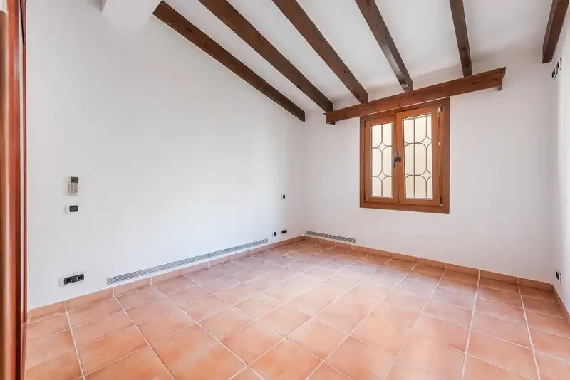 Perfect for families, this house for sale in Puerto Pollensa is a great investment opportunity, full of potential and a perfect — photo 11