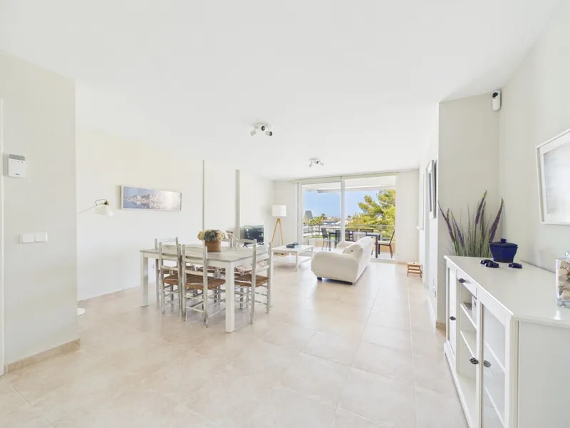 Three-Bedroom Apartment with Communal Pool in Porto Colom. Available from Mid-September to Mid-June 2027 — photo 5